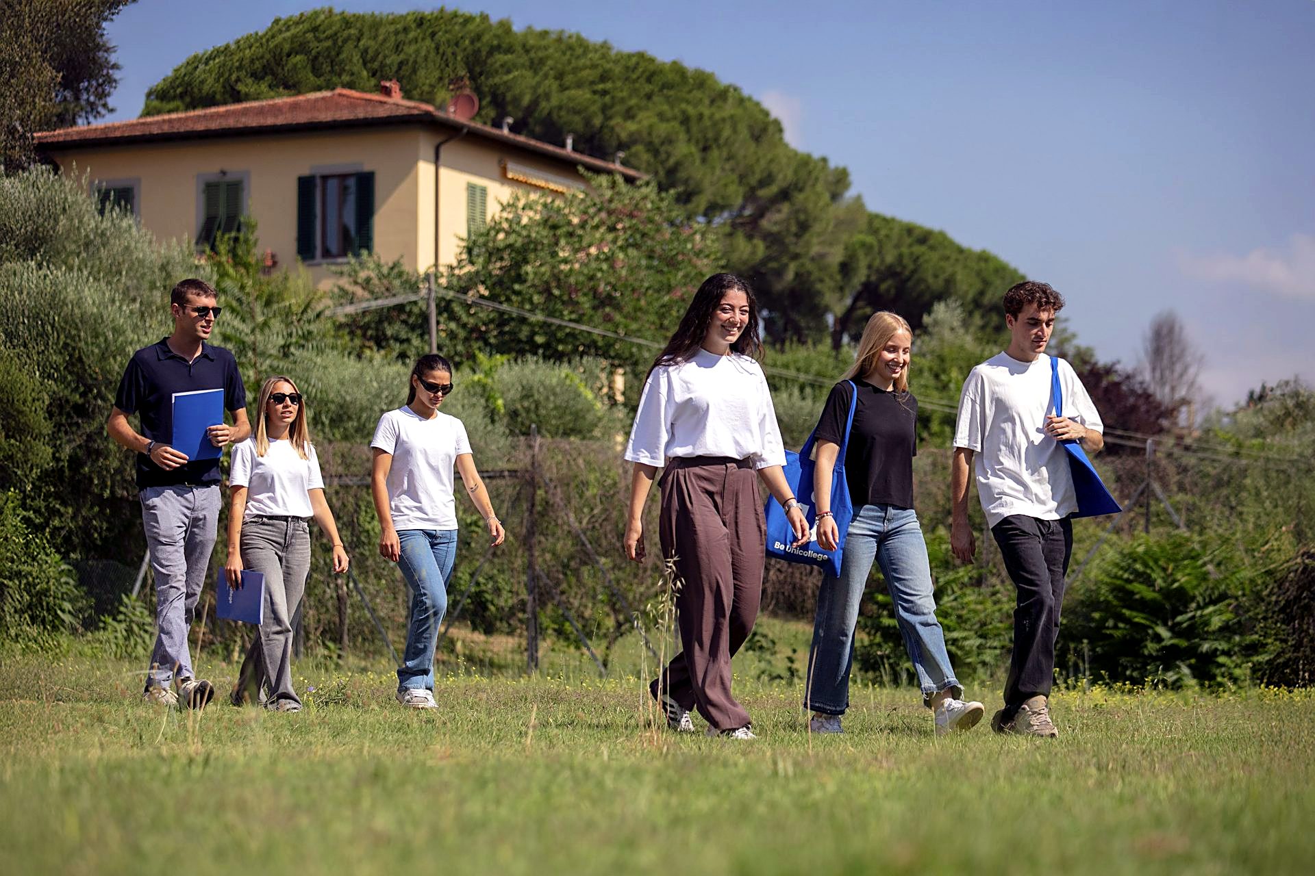 Students walking through the garden of the Unicollege campus in Florence