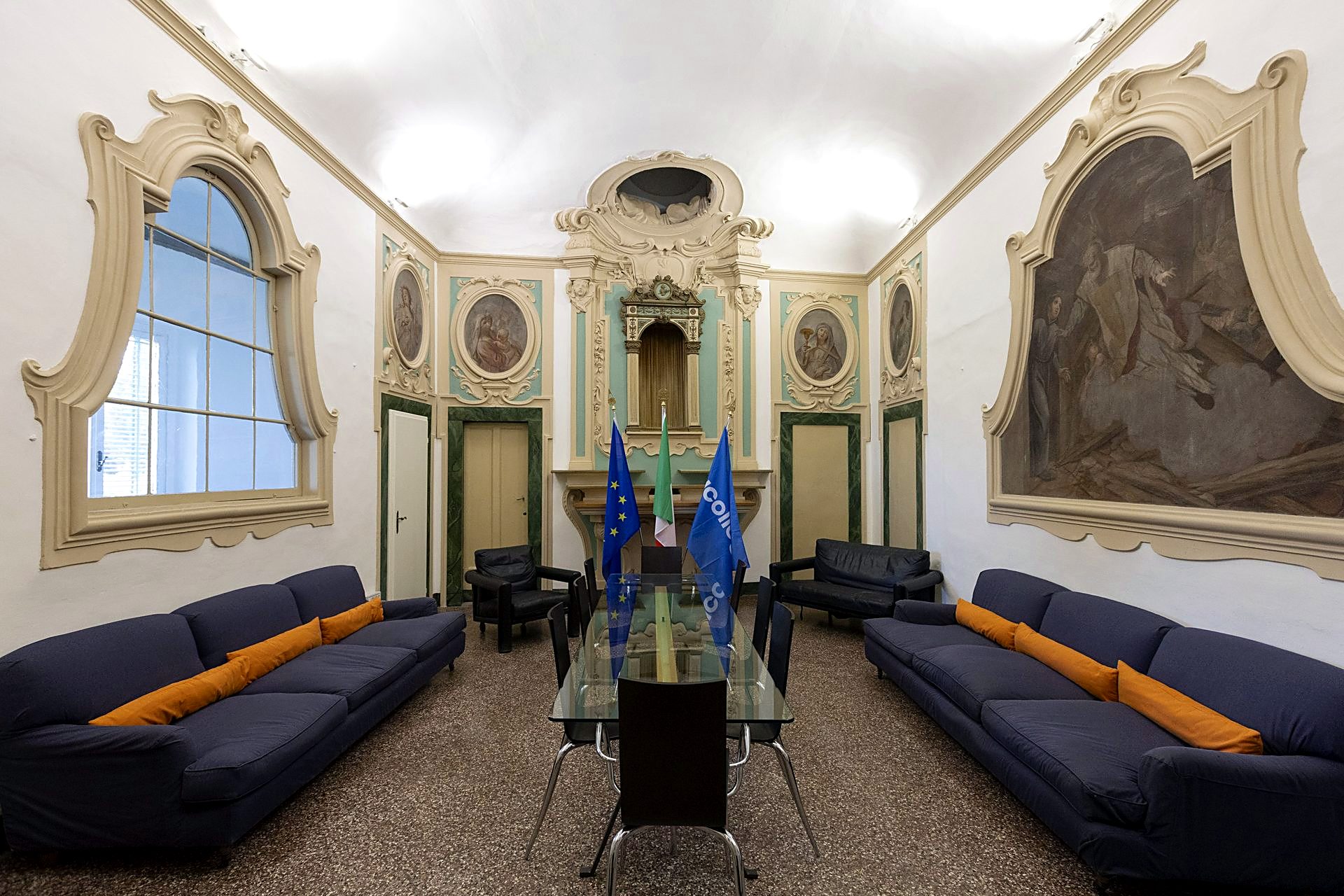 The frescoed hall of the Florence campus, used for lectures and ceremonies
