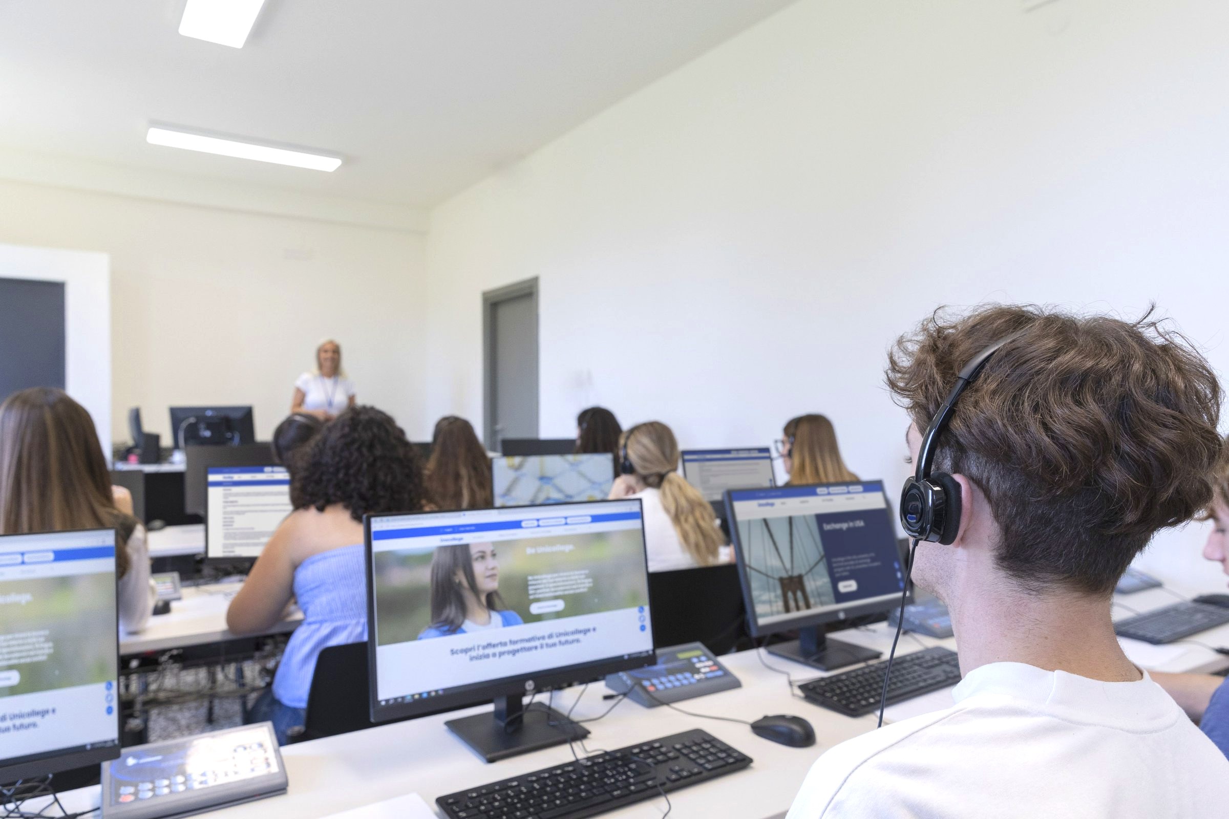 Students at the workstations of the IT and language laboratory