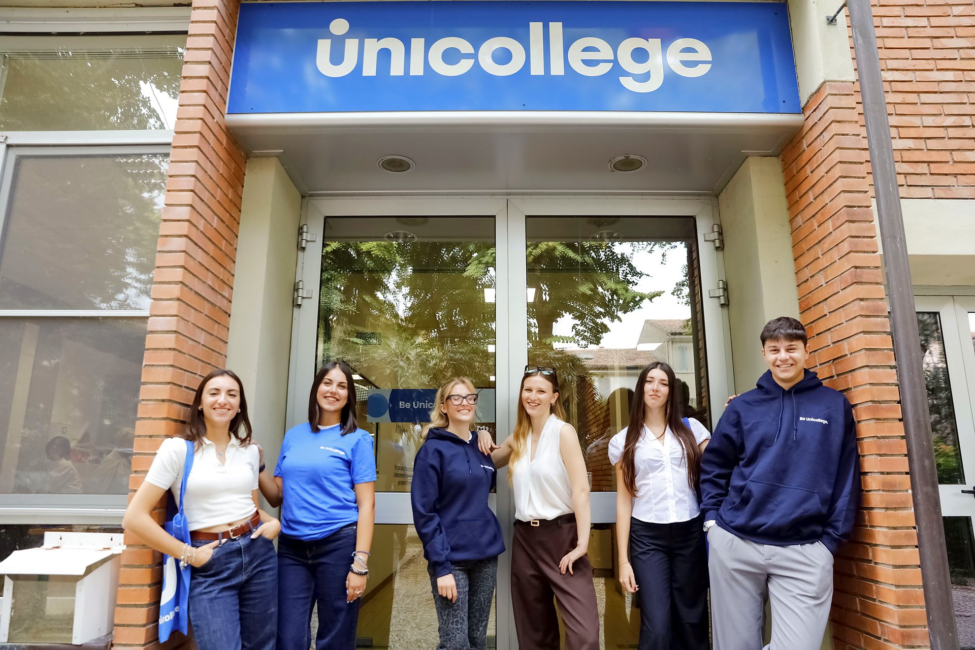 Students at the entrance of the Unicollege campus in Mantua