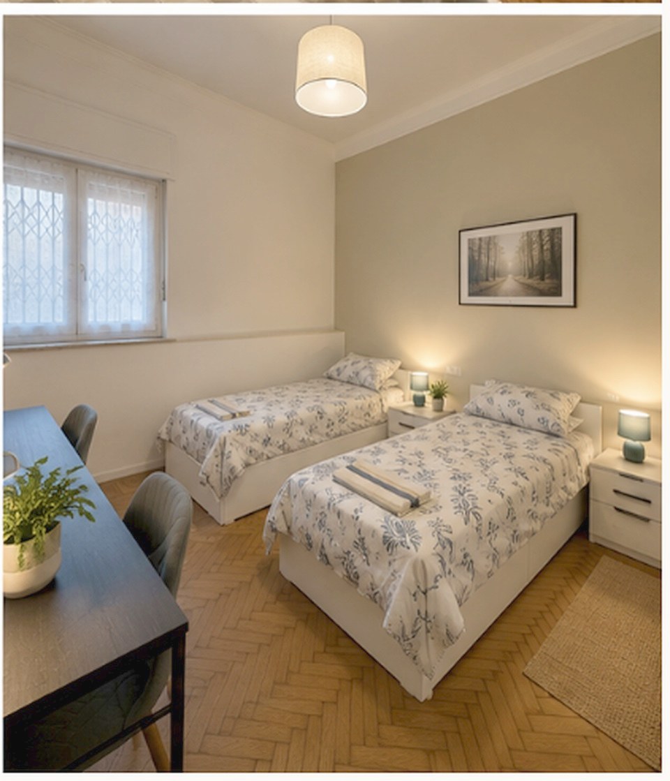 A double room in a residence with bedside lamps