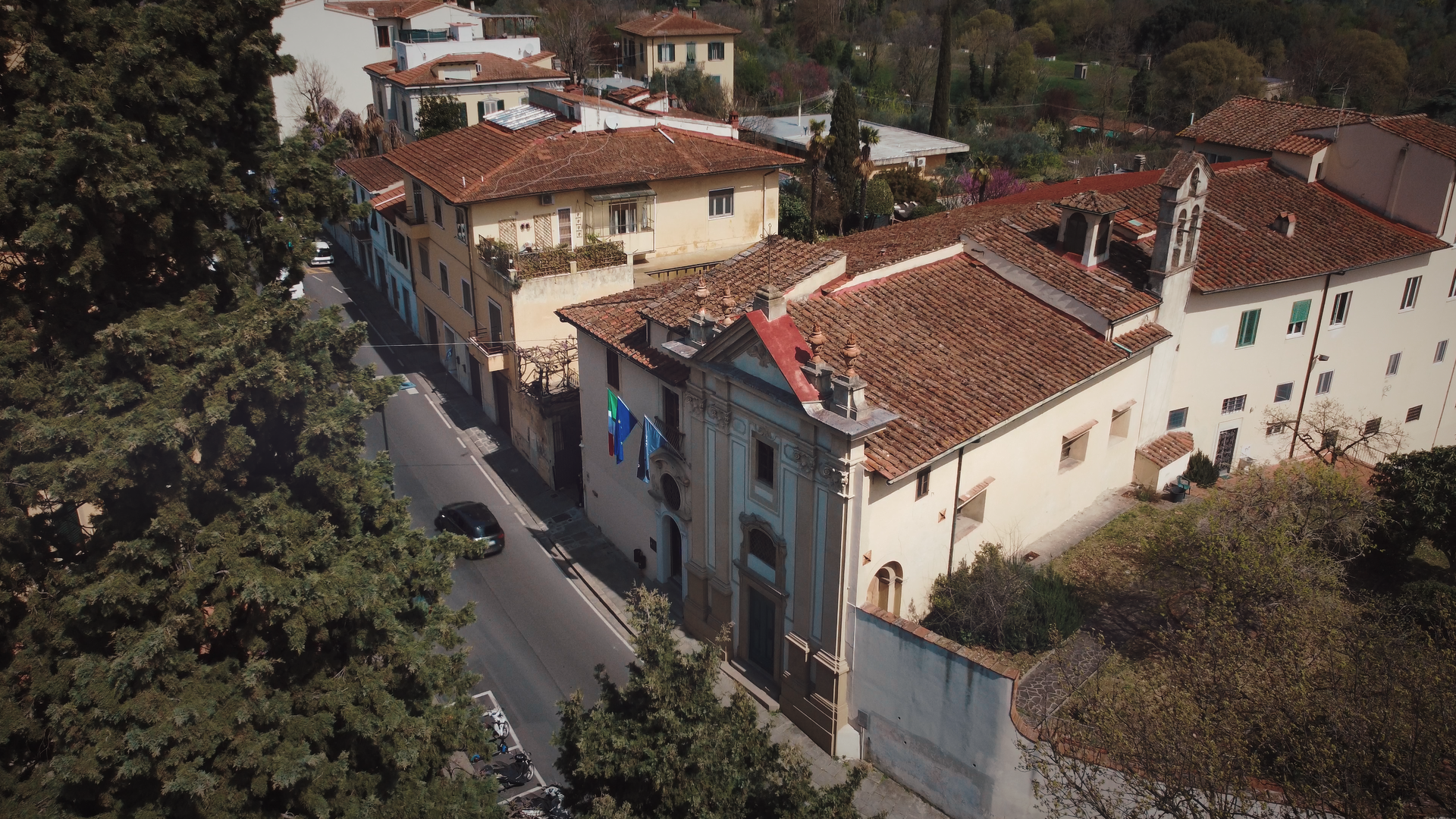 Aerial view of the Unicollege campus buildings and their terracotta roofs among the trees